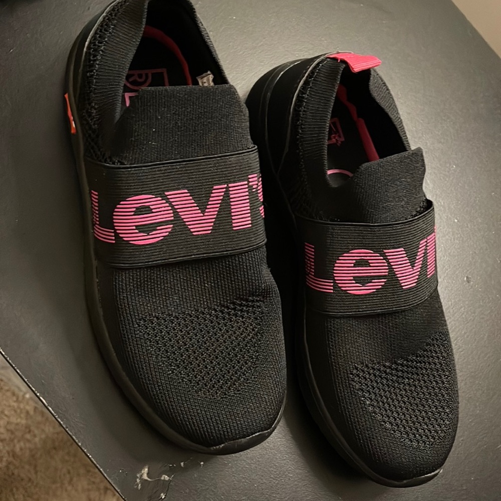 Women’s Levi’s slip on tennis shoes size 6